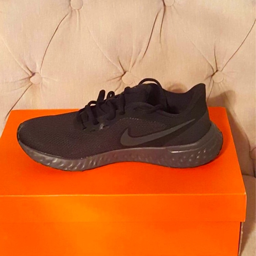 Women’s Nike Revolution 5, size 8